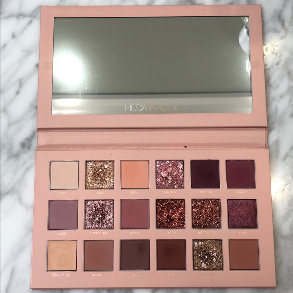Huda beauty new nude eyeshadow palettte